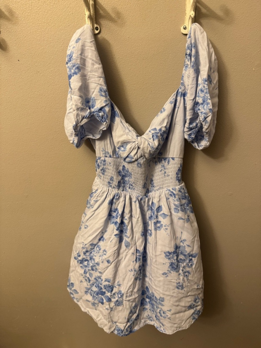 White & Blue Floral Puff-Sleeve Hollister Romper Size Medium